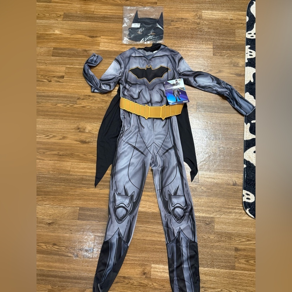 NWT DC comics Batman Halloween costume suit belt cape mask boys size 8/10